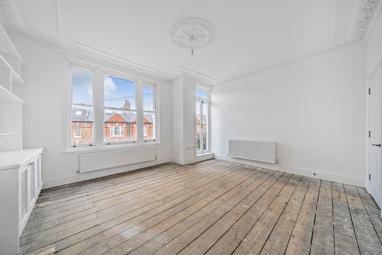 Empty sitting room before virtual staging